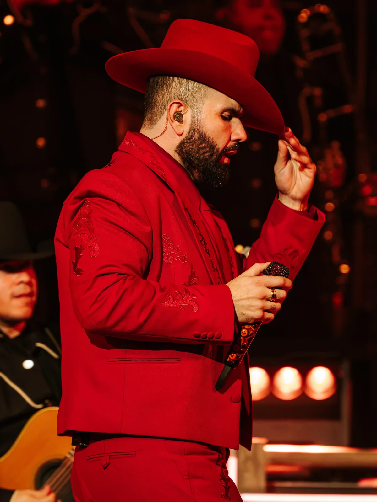 Carín León enfrenta demanda de fans tras cancelar concierto en Las Vegas