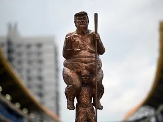 Donald Trump nu et recouvert d’or : une statue satirique exposée au Parlement européen à Strasbourg