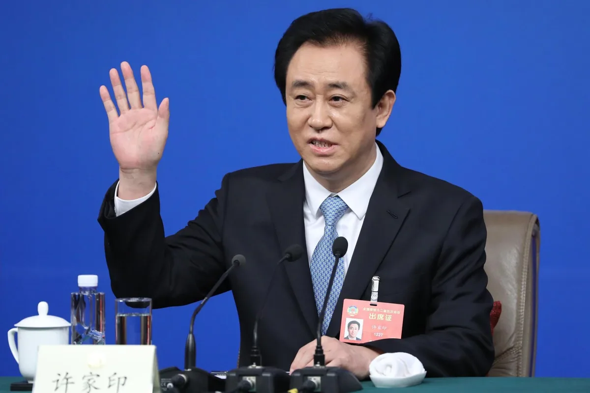 Dan cadena perpetua a Xu Jiayin, dueño de Evergrande: Pasó de ser el más rico de China a vivir en prisión