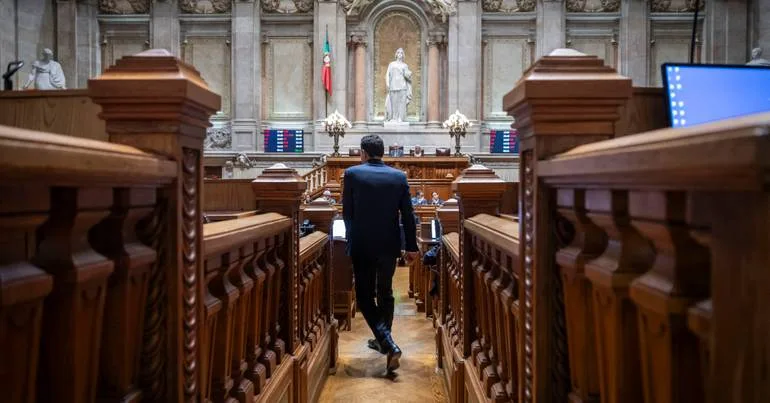 Direita une-se para regular acesso de não residentes ao SNS