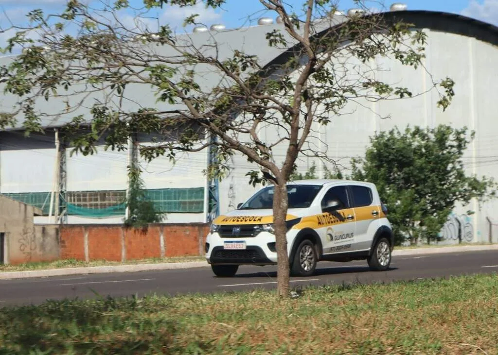 Prova prática para CNH em MS terá 12 conversões e 3 estacionamentos; veja regras