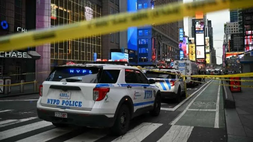 Horror en Times Square: Policía disparó a mujer que apuñaló gravemente a dos personas