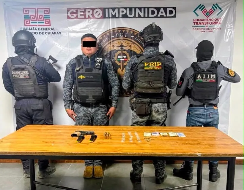 Detienen en Chiapas a hombre con uniforme e insignias falsas de la Fuerza Pakal: le decomisan arma, cargadores y cartuchos útiles