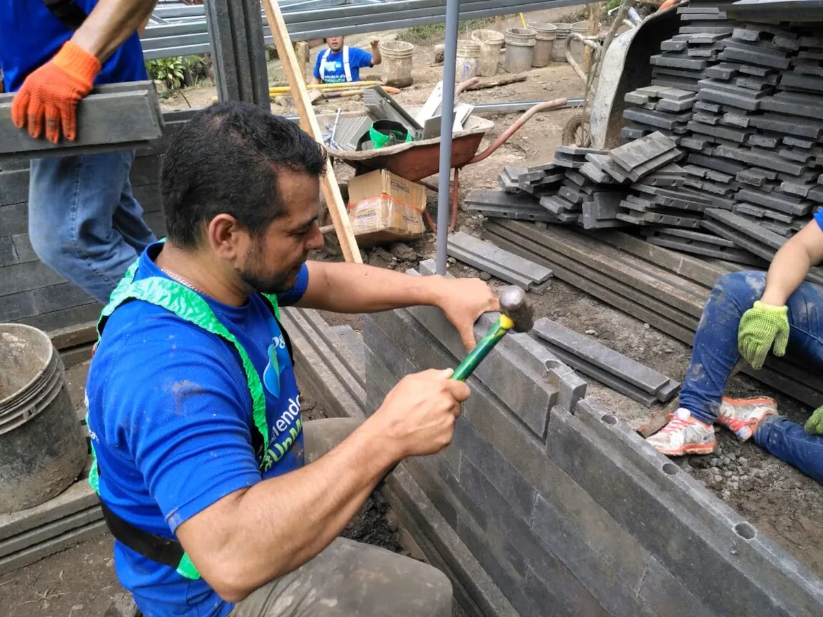 Es madre soltera, ahorró años para su terreno y construyó una casa con 850 “ladrillos” de plástico reciclado