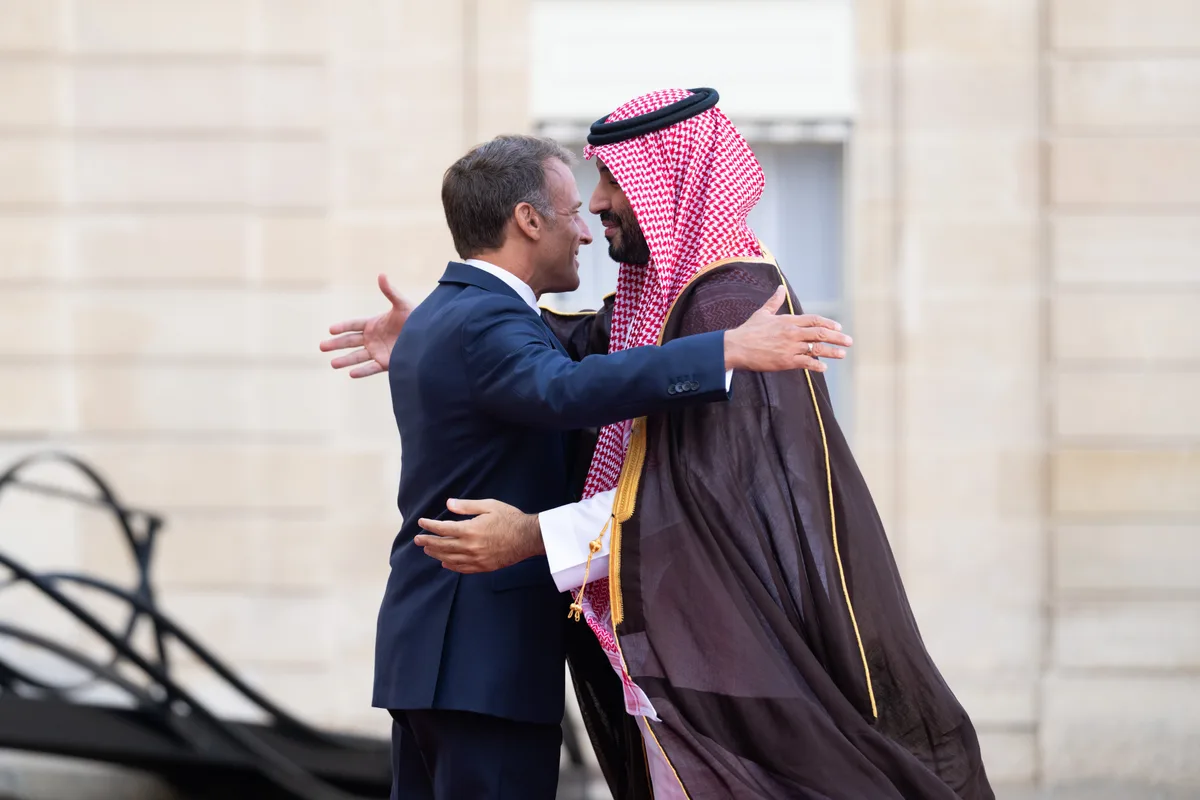 "Renvoyer l’image d’une puissance arabe ouverte au monde" : que vient vraiment chercher MBS en France ?