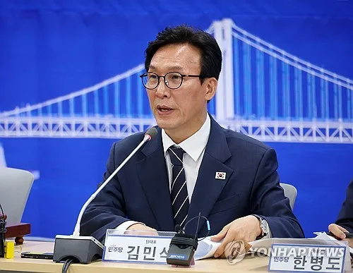 [속보] 김민석, 조희대에 "내란공범 길 자청…당장 나가시라"