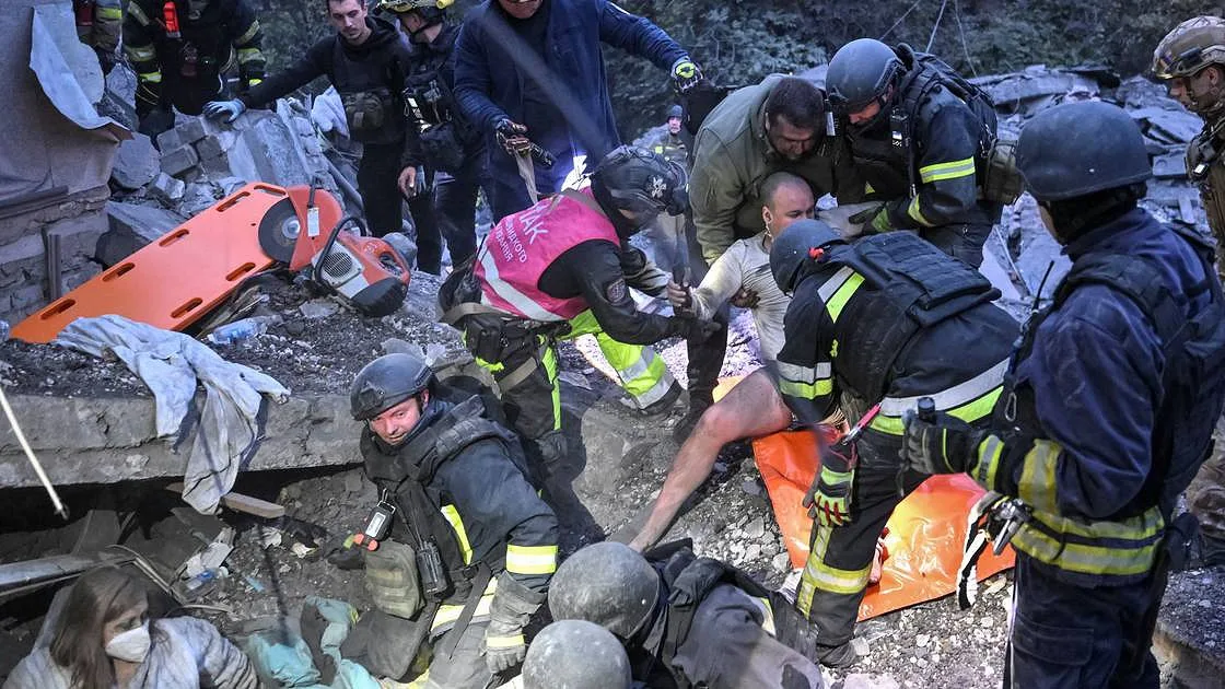 Ataque com bombas guiadas faz vários mortos em Zaporijia, incluindo crianças