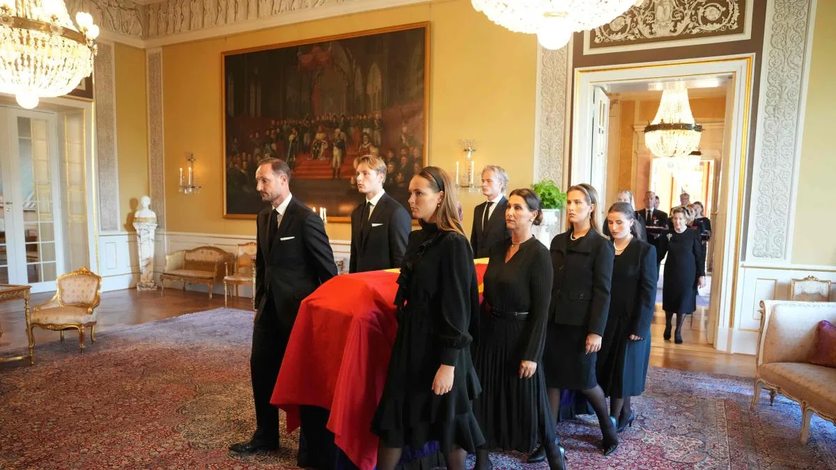 Marius, el hijo de Mette-Marit, se une al cortejo fúnebre del rey Harald