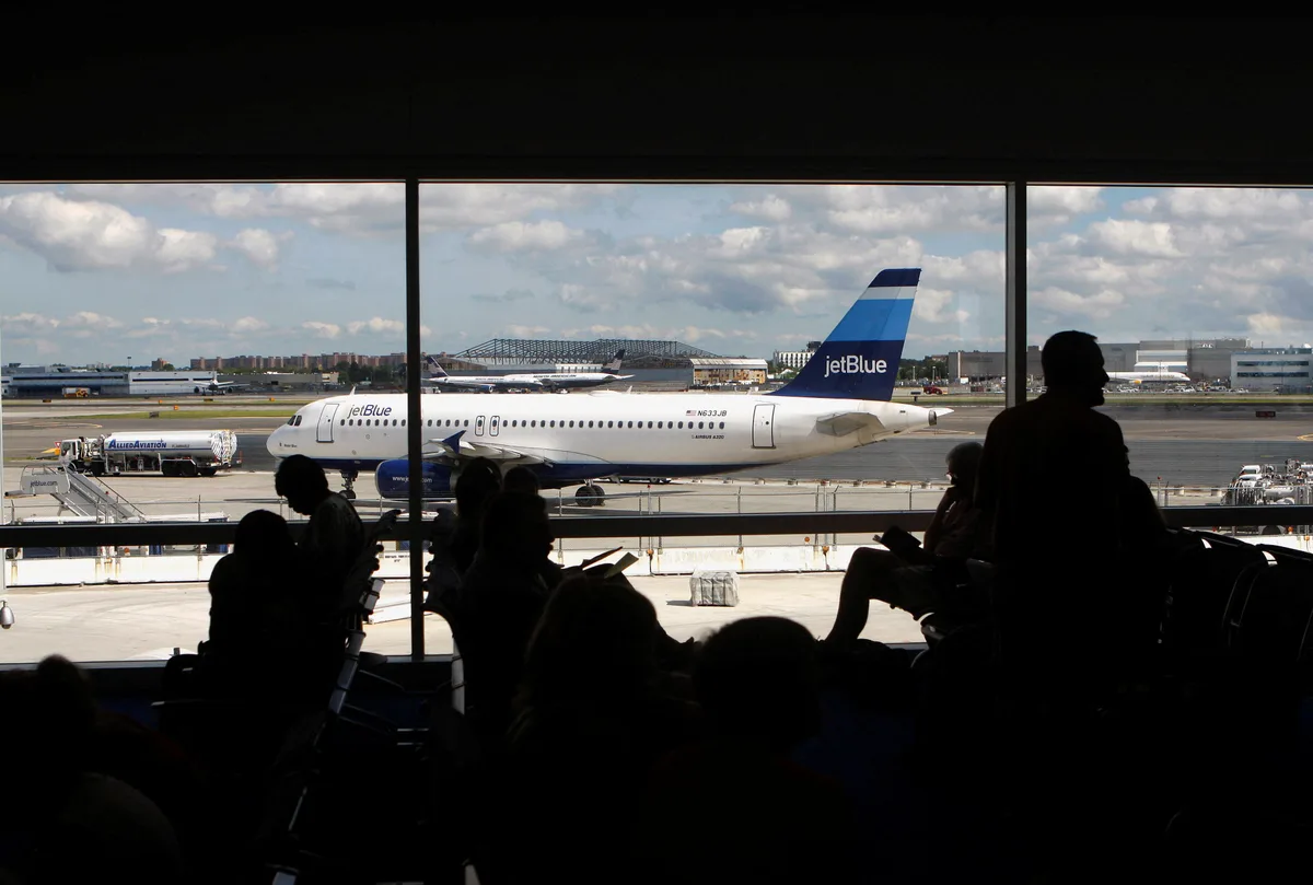 Vuelos demorados durante horas en JFK, Newark y LaGuardia por una falla en el control aéreo