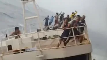 Mega-Frachter rammt Boot vor Singapur - Fischer filmen eigenen Horror-Crash