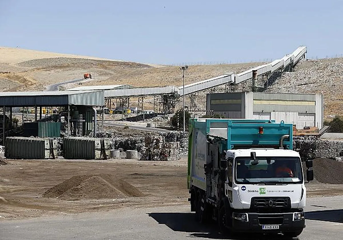 Siete nuevos camiones de basura para Sadeco tras una inversión de 2,6 millones de euros