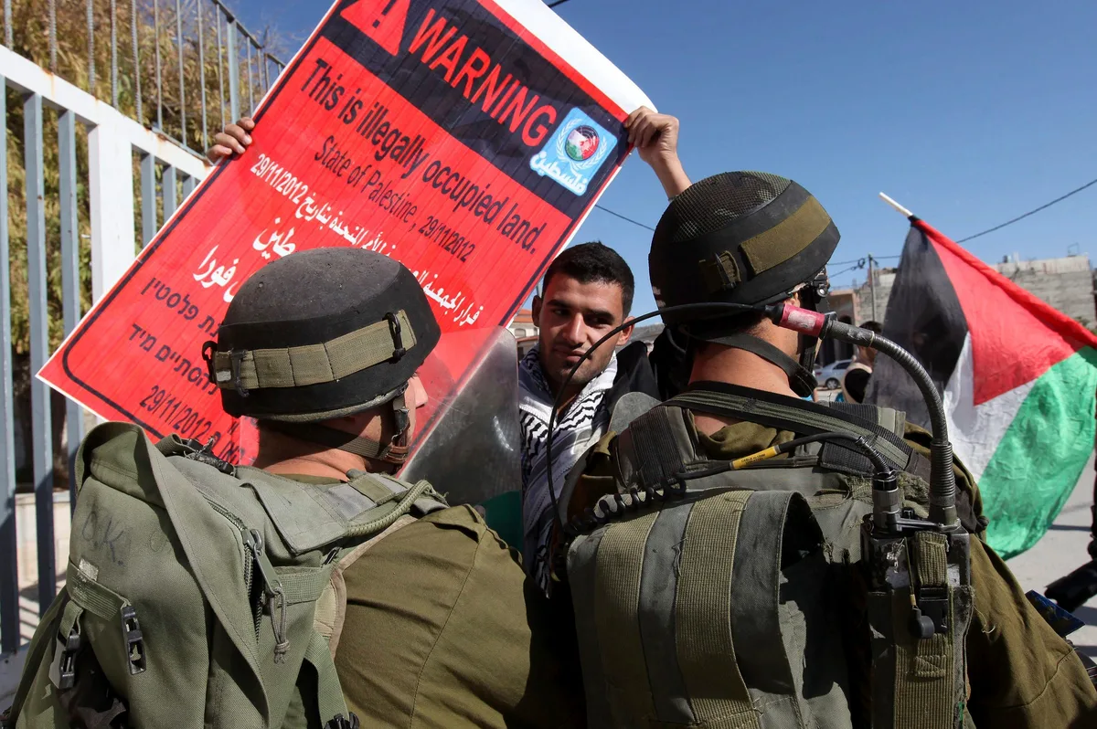 Filman a soldado israelí disparando en la pierna a palestino durante un ataque de colonos