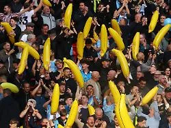 Mitten im Finanz-Skandal : Warum City-Fans plötzlich aufblasbare Bananen ins Stadion bringen