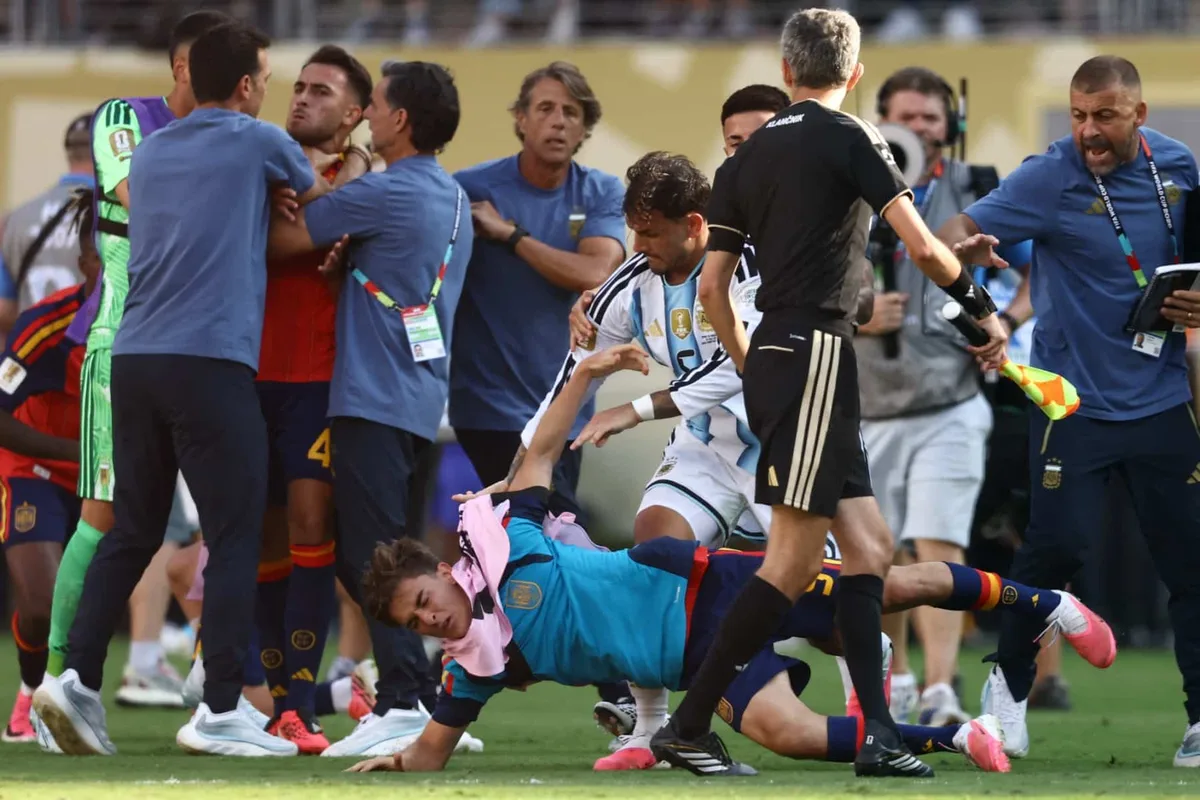 Fifa pune Argentina por racismo, homofobia e pancadaria