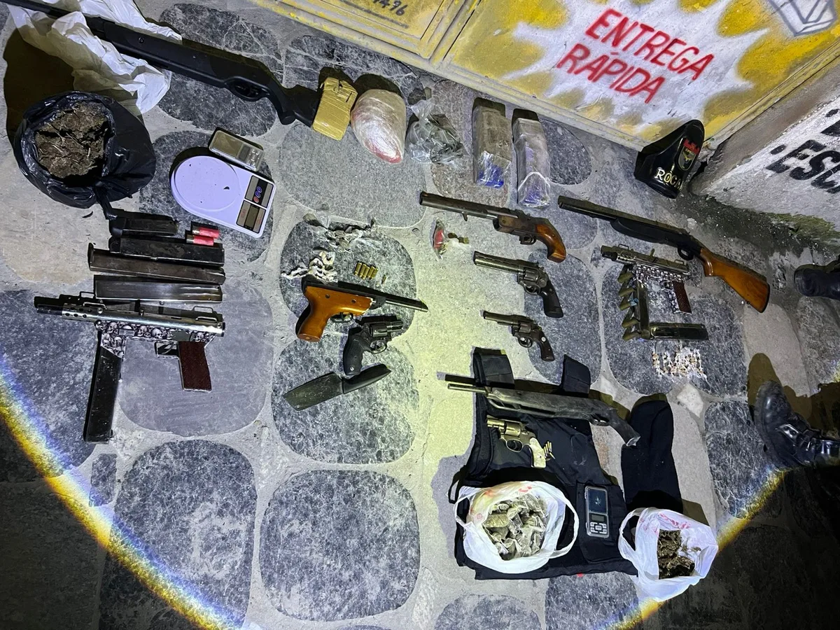 Operação apreende dezenas de armas e munições escondidas em área de mangue em Olinda; 3 são presos em flagrante