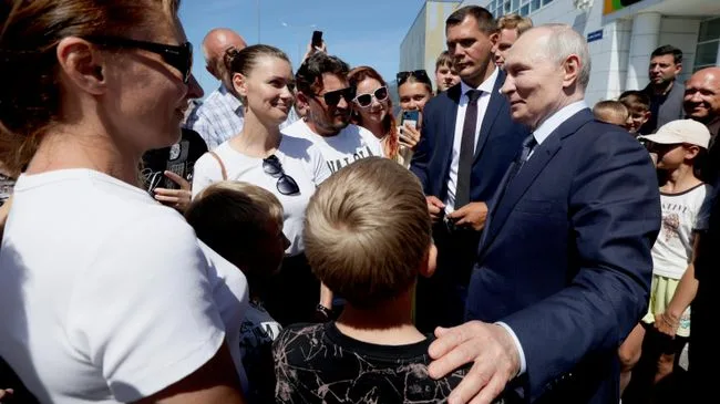 Такаити отчитали за истерику после визита Путина на Курилы