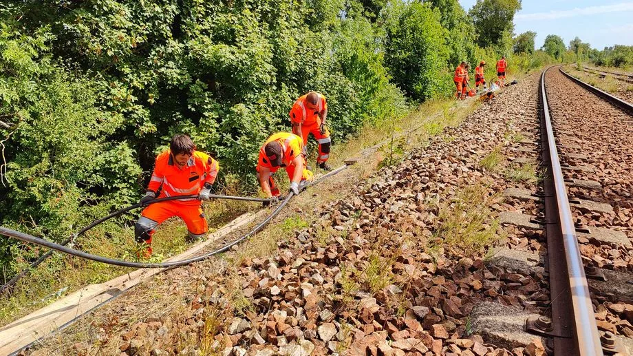 EN IMAGES - Vol de câbles à Argentan : le trafic des trains reprend ce mardi après plus de "300 connexions" à rétablir