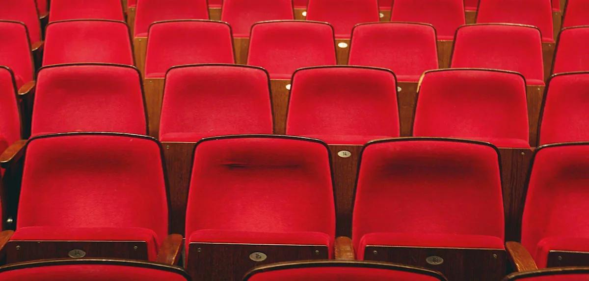 Theater zahlt 190.000 Euro für Sanierung – jetzt sind Polsterer und 650 Stühle spurlos verschwunden