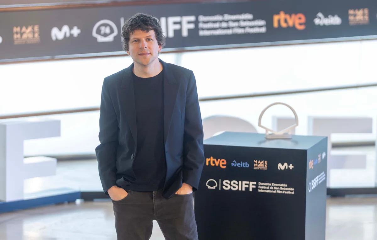 El actor y director Jesse Eisenberg muestra su “amor por la interpretación” y hace reír a San Sebastián con ‘The Debut’