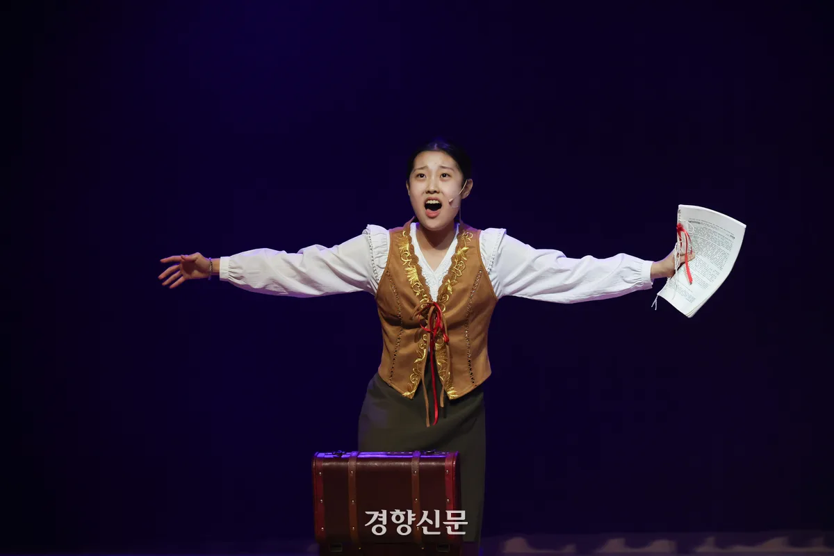 ‘Astonishing’을 열창하는 중등부 임지원