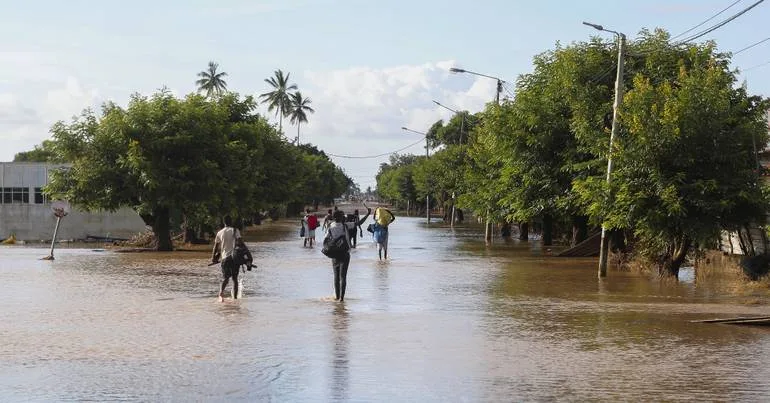 Moçambique alerta população para abandono de zonas de risco