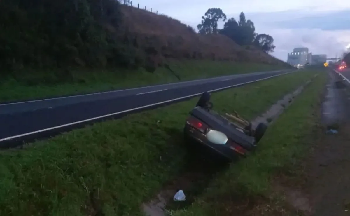 Carro capota, vai parar no canteiro central e quatro pessoas ficam feridas na PR-151; duas crianças estavam no veículo