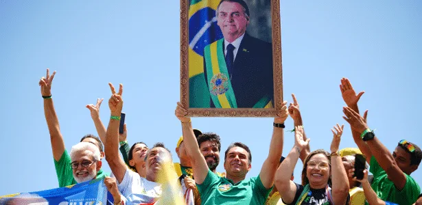 Flávio exibe quadro de Jair Bolsonaro e provoca TRE-RJ: 'Vem tomar'