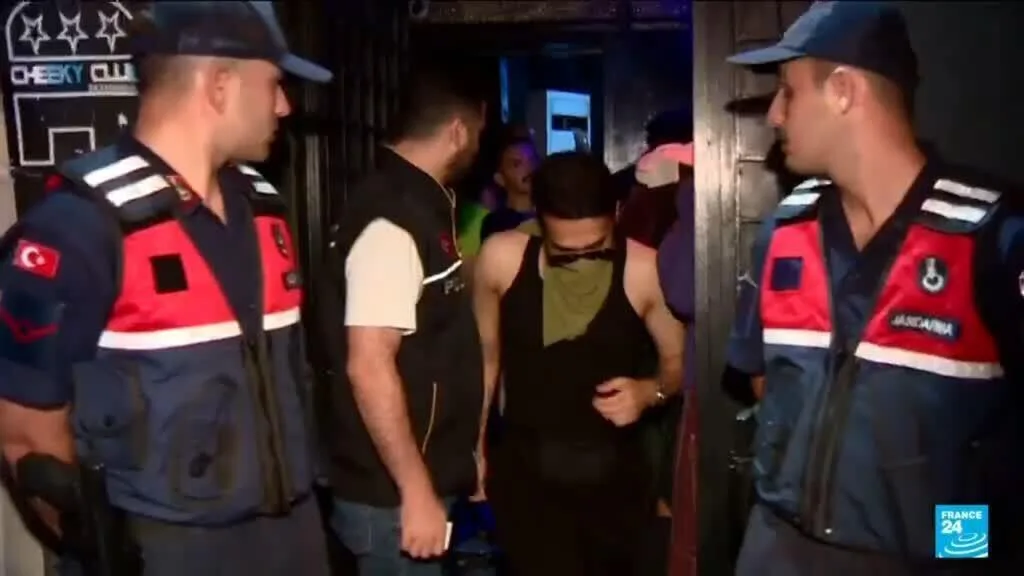Turquie : au moins 63 arrestations policières anti-LGBTQ+ dans des bars et des associations