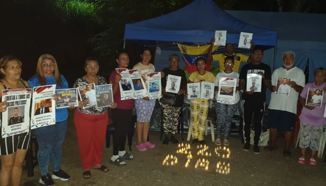 Familiares de presos políticos cumplen 220 días en vigilia permanente frente a cárcel Rodeo I