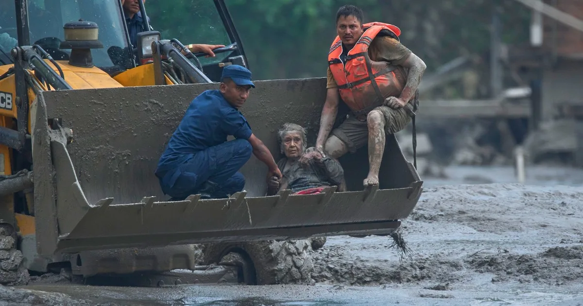 Qué es una riada y por qué puede arrasar pueblos enteros en minutos: el fenómeno que golpeó a Nepal
