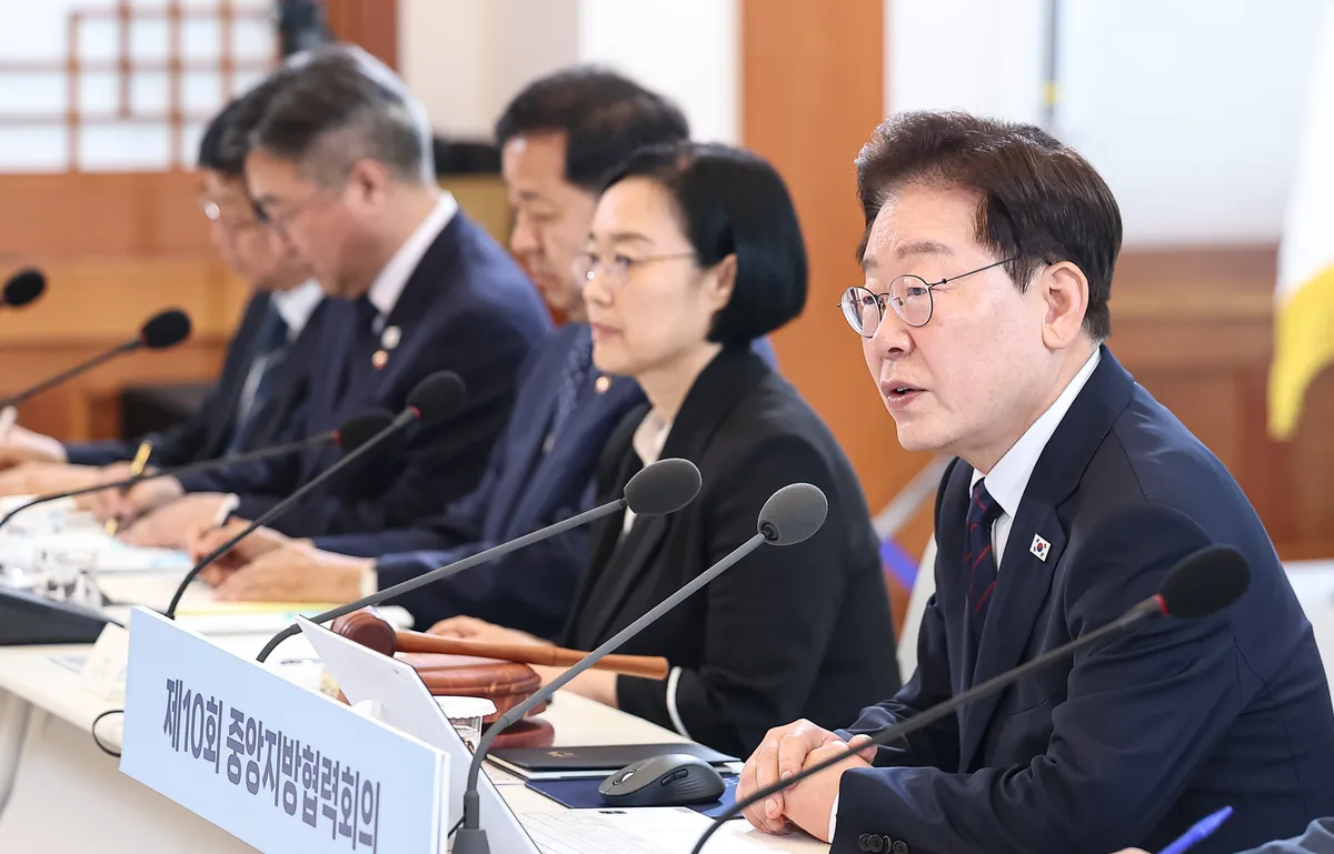 李 대통령 만난 시·도지사들 “지방 재정 줄이지 마라”