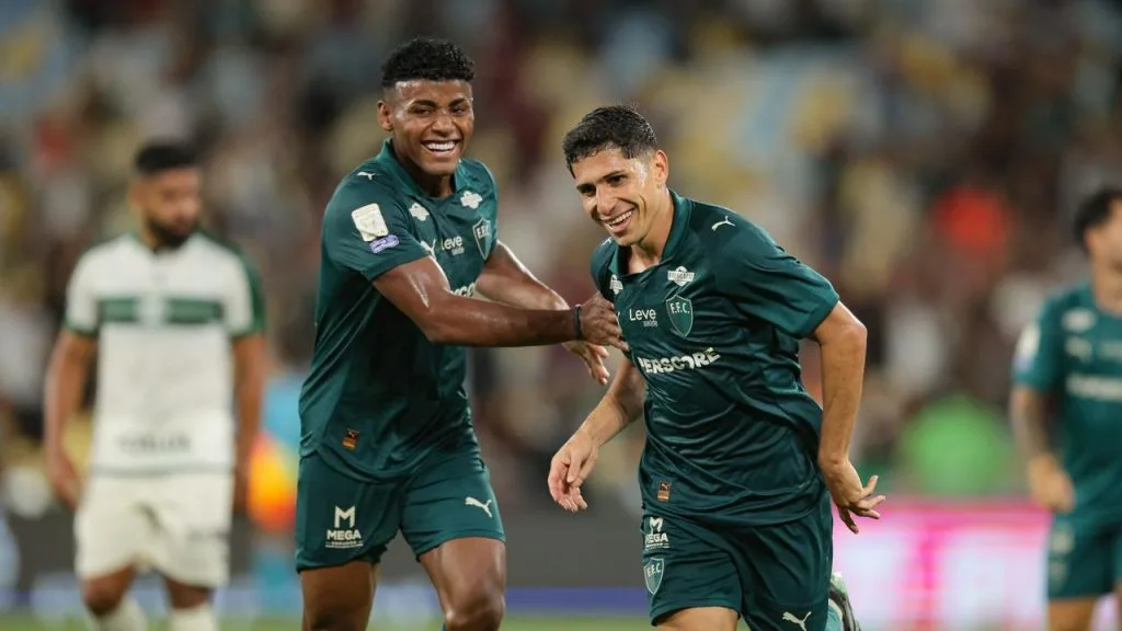 Com hat-trick de Savarino, Fluminense goleia Coritiba no Maracanã