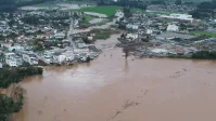 Imagens mostram dificuldade no resgate de vítimas das enchentes no Nepal