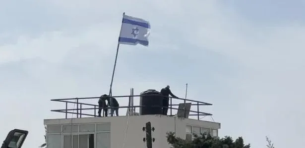 Forças de Israel invadem ONU, expulsam funcionários e erguem bandeira