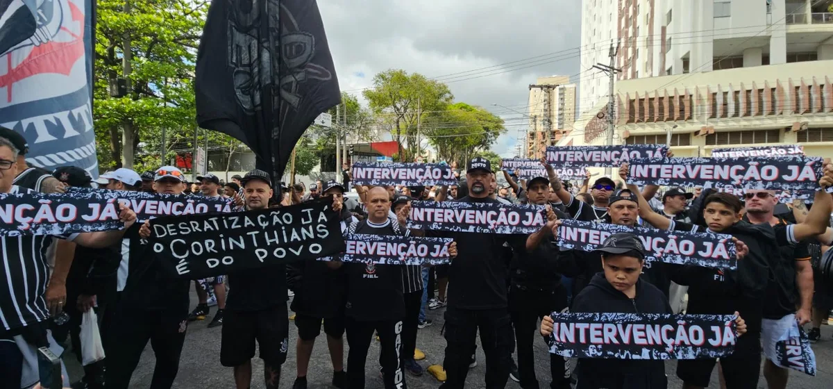 Torcida do Corinthians protesta no Parque São Jorge: "Por bem, por mal, intervenção judicial"