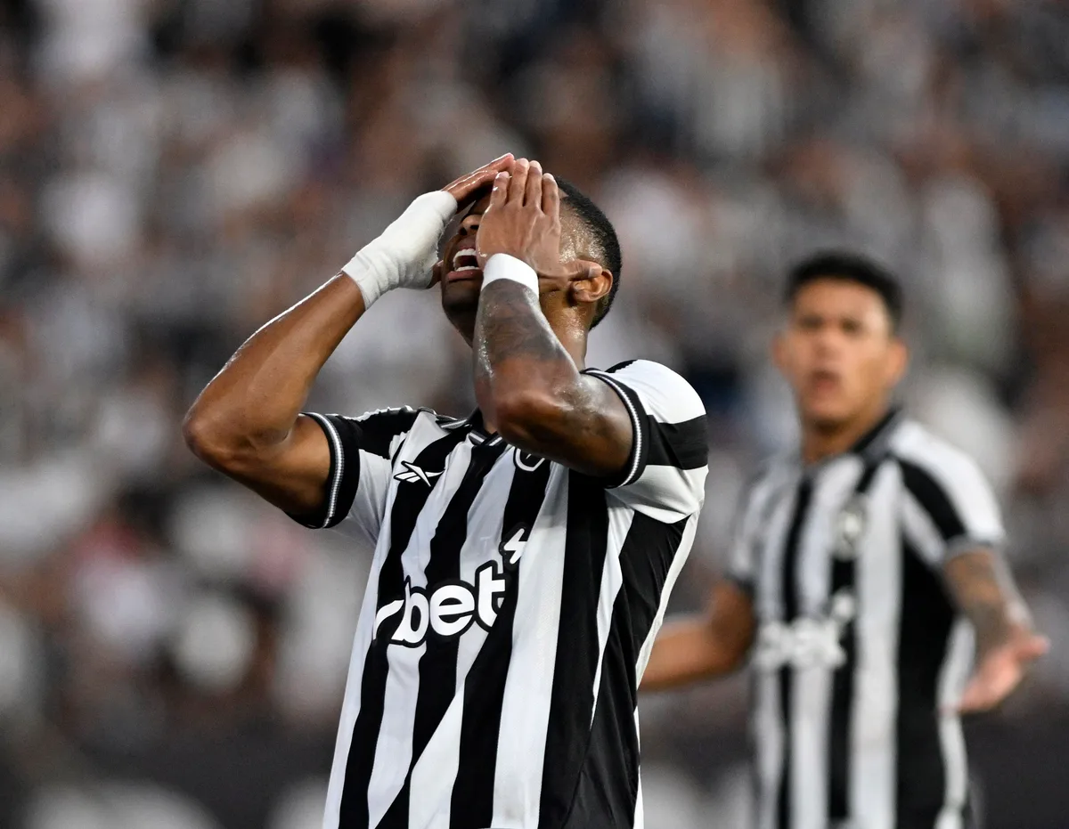 Júnior Santos enfrenta má fase no Botafogo com seca de gols e nova concorrência