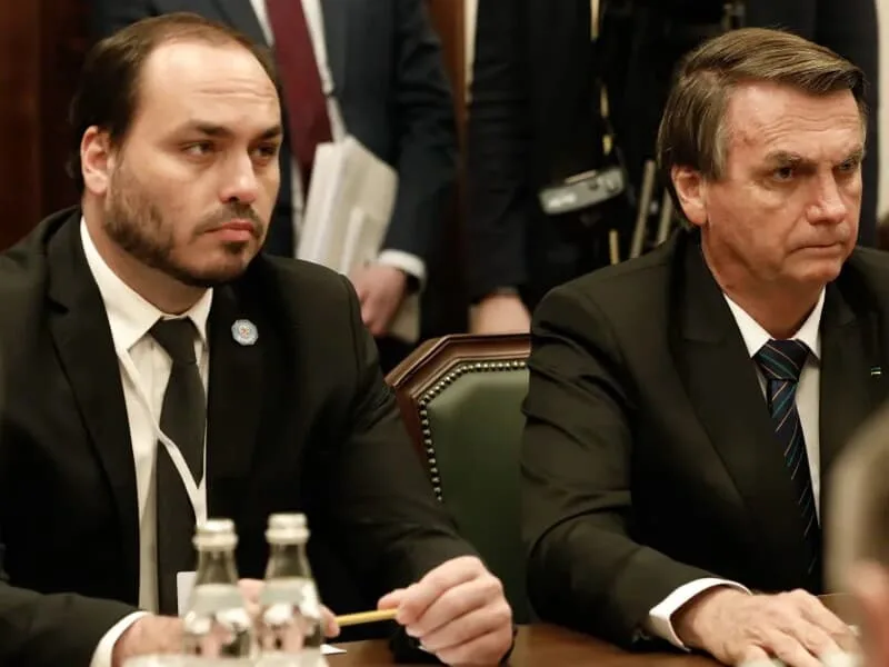 Moraes autoriza retorno de visitas de Carlos e Jair Renan a Bolsonaro
