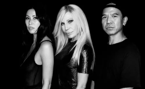 Donatella Versace regresa con una nueva marca junto a REVOLVE