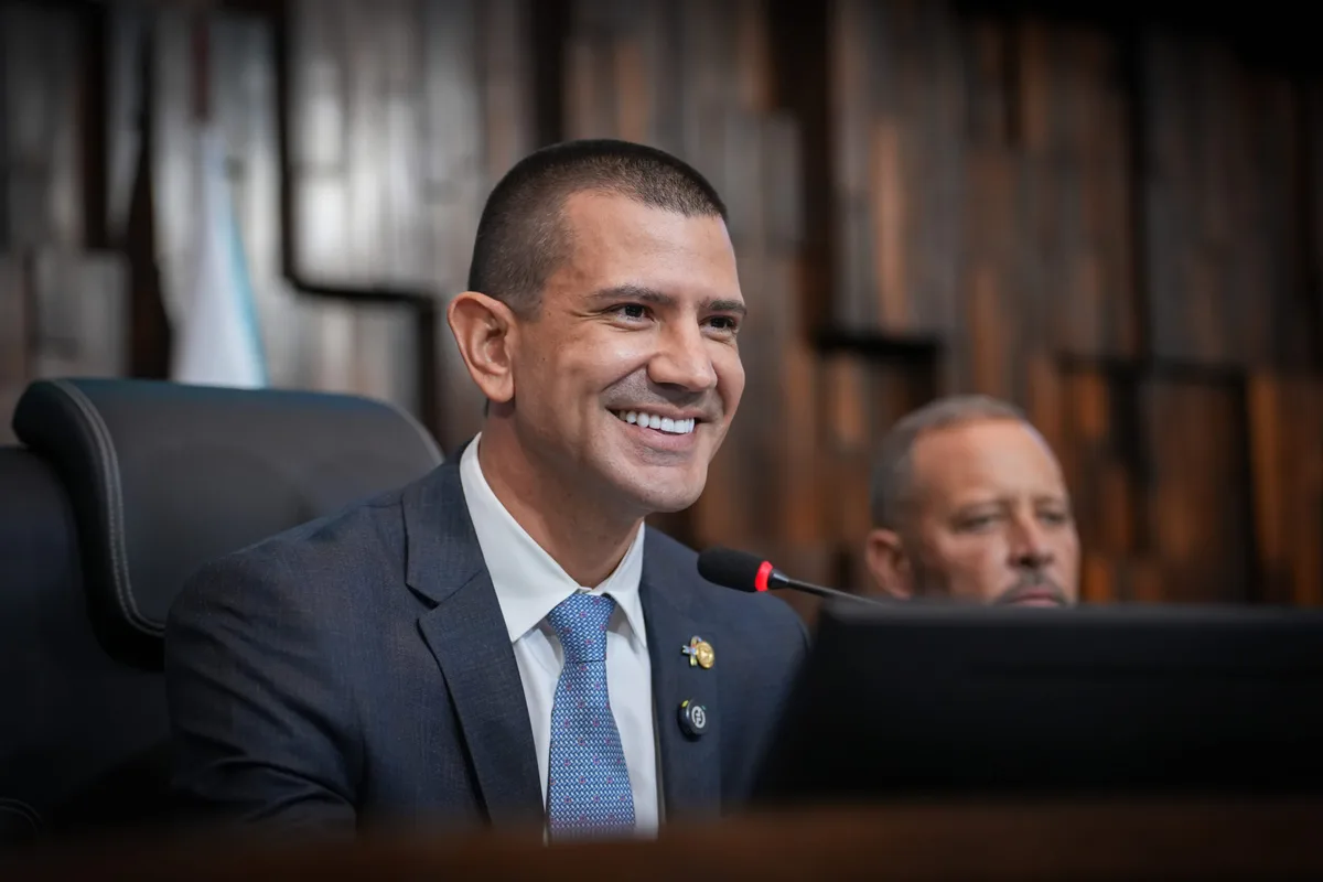 Douglas Ruas se diz eleito no 1º turno e engata campanha por Flávio