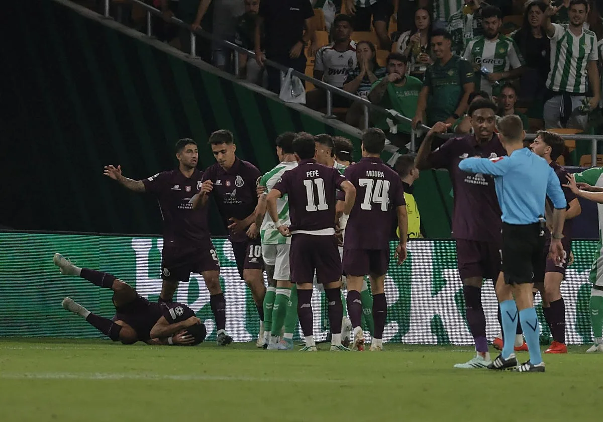 El Betis, pendiente del acta y el expediente de la UEFA por el lanzamiento de objetos y el encendido de bengalas en la Cartuja