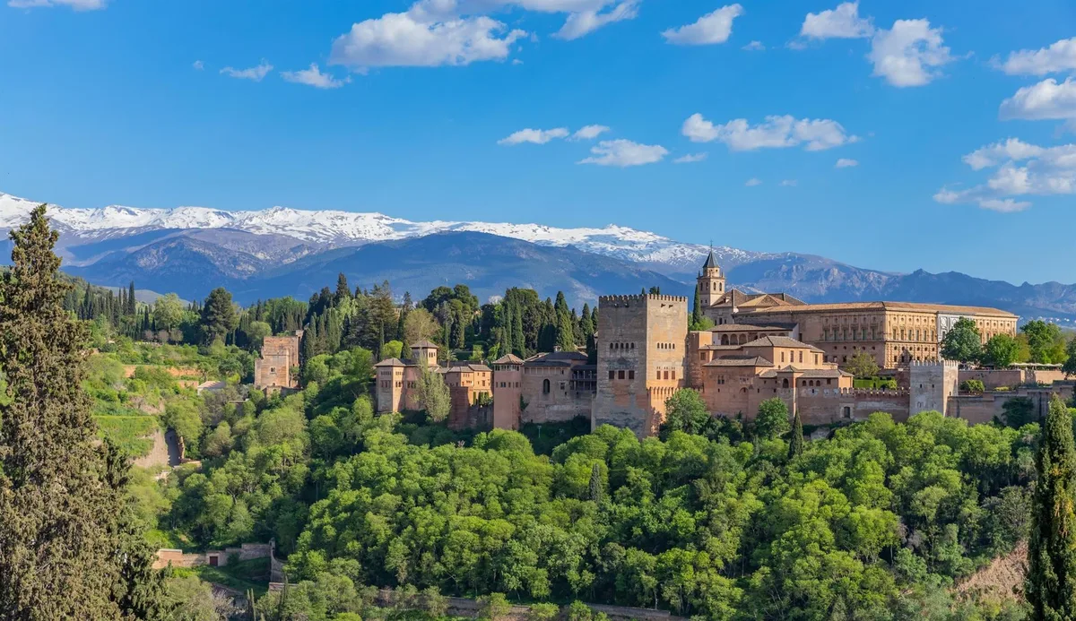 Los daños que puede sufrir la Alhambra por los terremotos: grietas en las murallas, daños en los cimientos y adornos en peligro