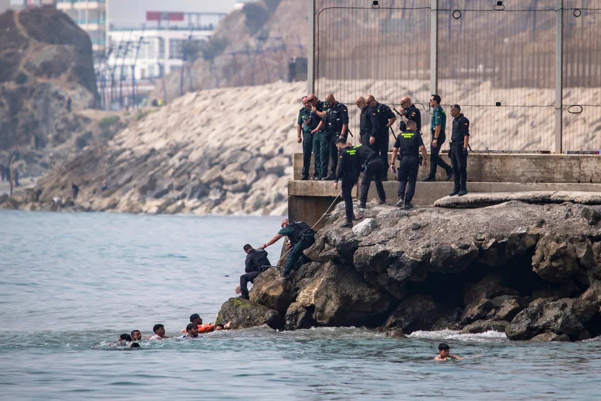 Sólo cinco buceadores y cinco agentes en tierra de la Guardia Civil estaban desplegados en la frontera de Ceuta antes de la entrada masiva del 30-J