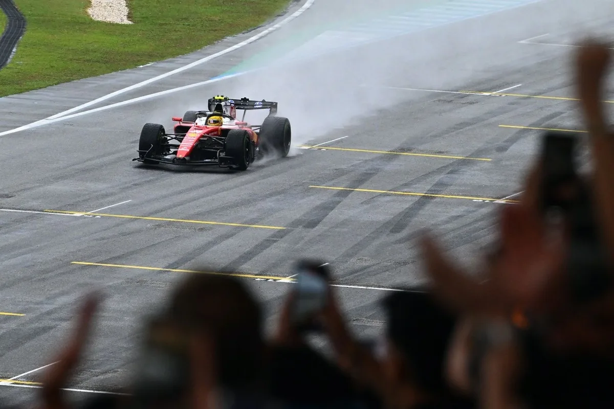 F1 - Hamilton: Pilotos mais jovens estão "cada vez mais cautelosos" sobre correr na chuva