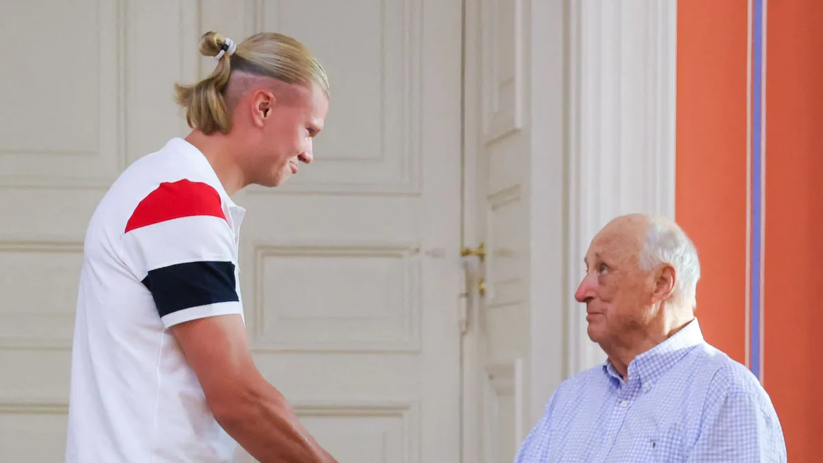 El emotivo adiós de Erling Haaland al rey Harald V: "Fue un honor conocerte"