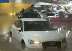 Carros ficam empilhados no túnel Anhangabaú após forte chuva em São Paulo