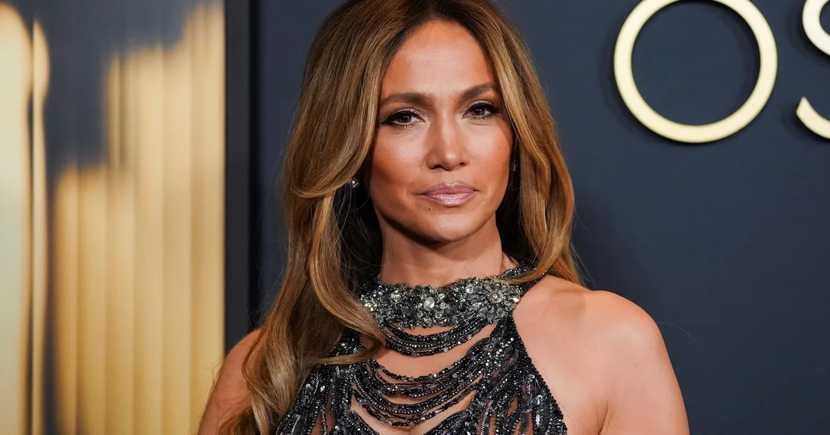 Jennifer Lopez, cantante y actriz de Hollywood, 56 años, sobre su rutina: “No tomo alcohol ni consumo cafeína, y como espárragos, brócoli y kale”