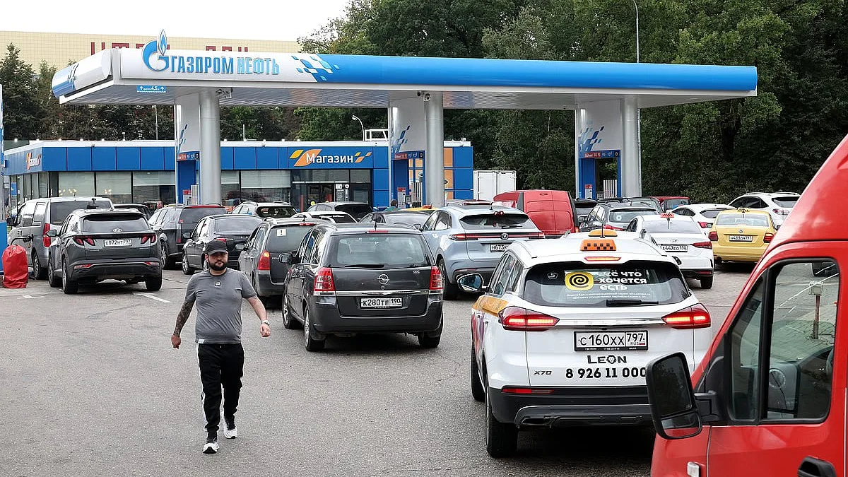 Russos retiram poupanças dos bancos e estão a ficar sem gasolina