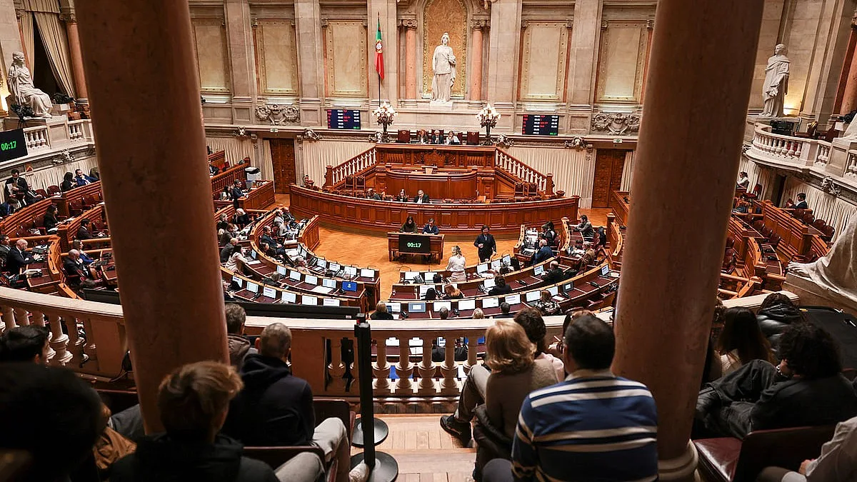 RASI e bandeira em edifícios públicos discutidos num plenário marcado pelo chumbo do requerimento do Chega
