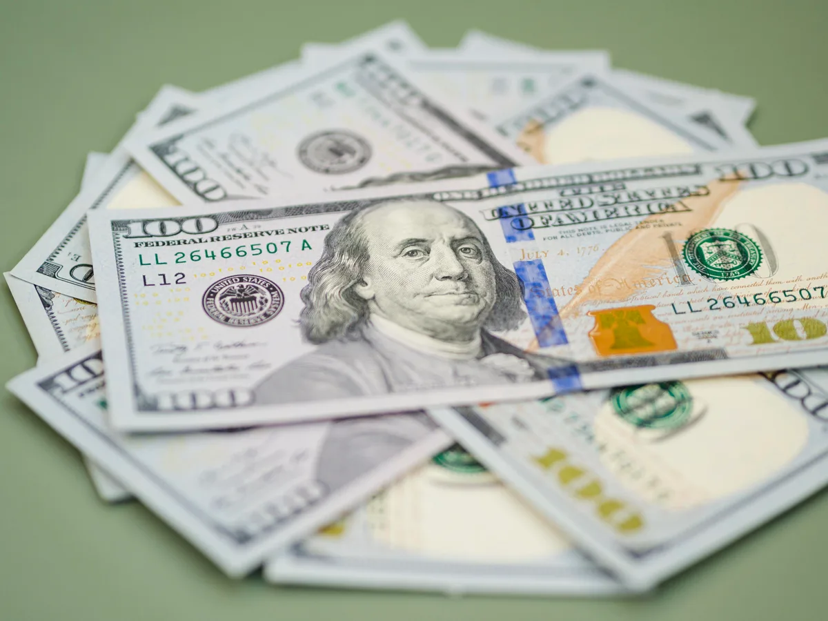 Dólar abre em queda, de olho em guerra econômica de Trump no Irã
