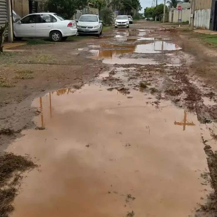 Com chuva ou sol, rua sem asfalto é problema no Parque dos Girassóis